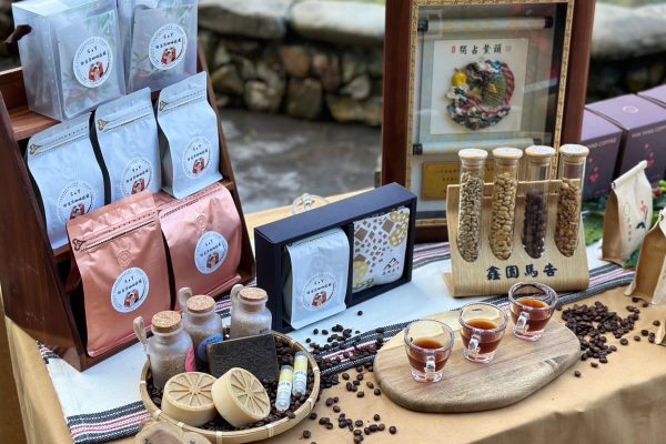 除了咖啡原豆外，還販售手工皂、護唇膏、沐浴鹽等咖啡加工品。